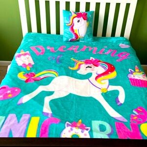 Unicorn, JoJo Siwa Nickelodeon Twin size blanket with pillow, like new warm
